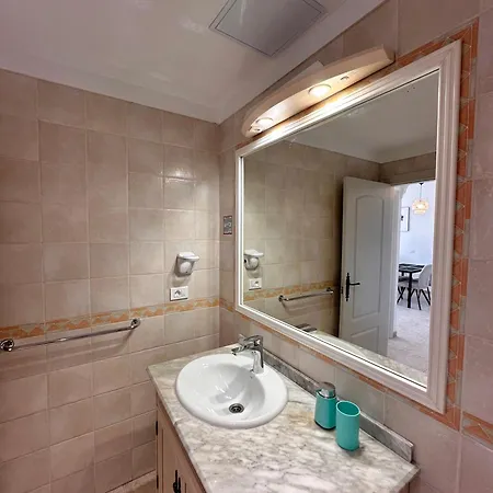 Sun & Heated Pool Apartment